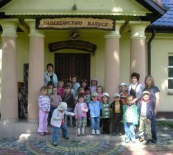 Przed izbą I grupa.jpg