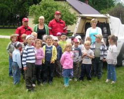 Wóz bojowy i przyszli strażacy.jpg