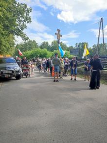 Pielgrzymi na trasach leśnych